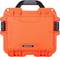 Pomarańczowy, wytrzymały pojemnik transportowy z tworzywa sztucznego z czarnym uchwytem i zatrzaskami. Napis 'NANUK 905' na przedniej stronie.