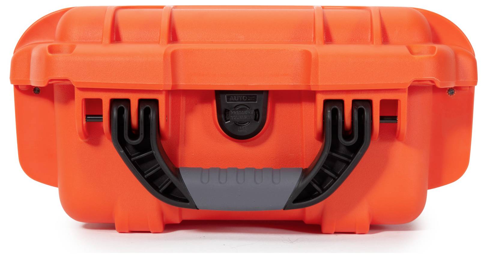 Walizka w intensywnym, pomarańczowym kolorze, wykonana z wytrzymałego materiału, z czarnym uchwytem i zabezpieczeniami, idealnie nadająca się do ochrony delikatnego sprzętu.