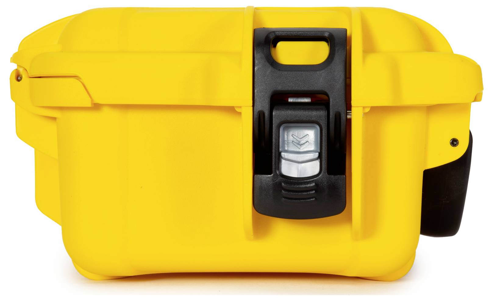 Żółta twarda walizka z czarną zatrzaskową klamrą, odizolowana na białym tle. Walizka wygląda na solidną i wodoodporną.