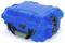 Niebieski, wytrzymały kufer z uchwytem do przenoszenia i bocznymi zamknięciami zapewniającymi bezpieczny transport lub przechowywanie.