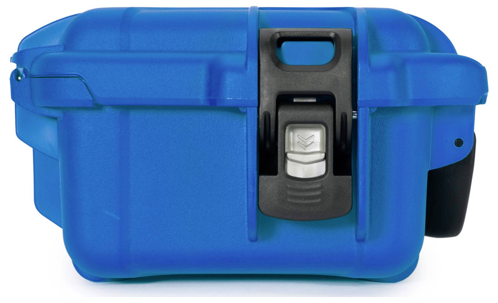 Niebieska, wytrzymała skrzynka magazynowa z czarną rączką zamykającą. Idealna do bezpiecznego transportu narzędzi lub sprzętu.