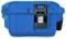 Niebieska, wytrzymała skrzynka magazynowa z czarną rączką zamykającą. Idealna do bezpiecznego transportu narzędzi lub sprzętu.