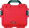 Czerwona walizka Nanuk z wytrzymałą obudową i zielonym uchwytem górnym; odpowiednia do bezpiecznego transportu delikatnych przedmiotów.