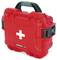 Czerwona apteczka pierwszej pomocy z białym krzyżem, wykonana z wytrzymałego materiału, z uchwytem do przenoszenia, przeznaczona do przechowywania sprzętu ratunkowego.