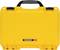 Żółty, wytrzymały kufer ochronny z czarnym uchwytem i zamknięciami. Nadruk: 'NANUK 909'. Odpowiedni do bezpiecznego transportu.