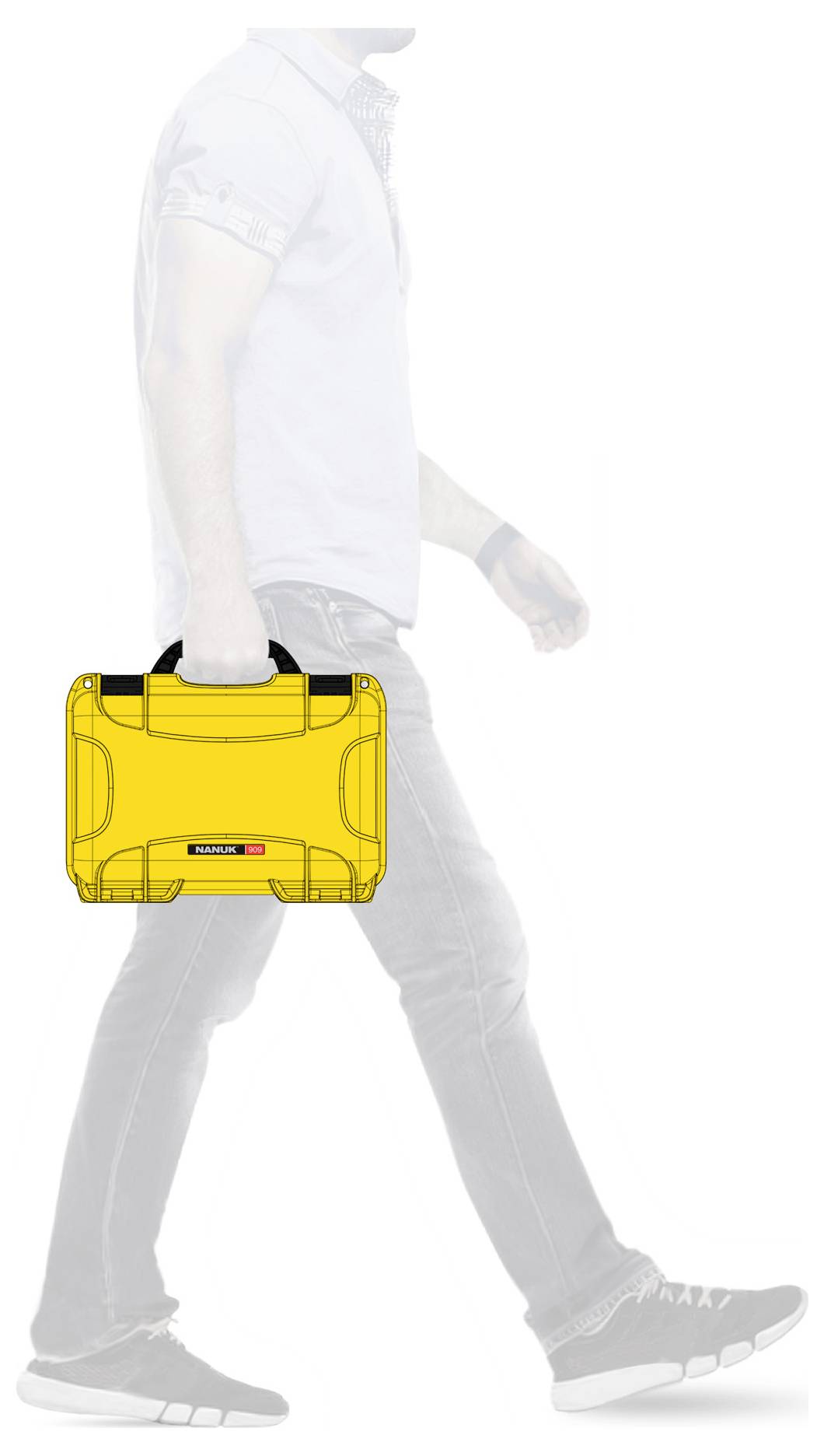 Osoba idzie w prawo, trzymając żółtą walizkę w prawej ręce.