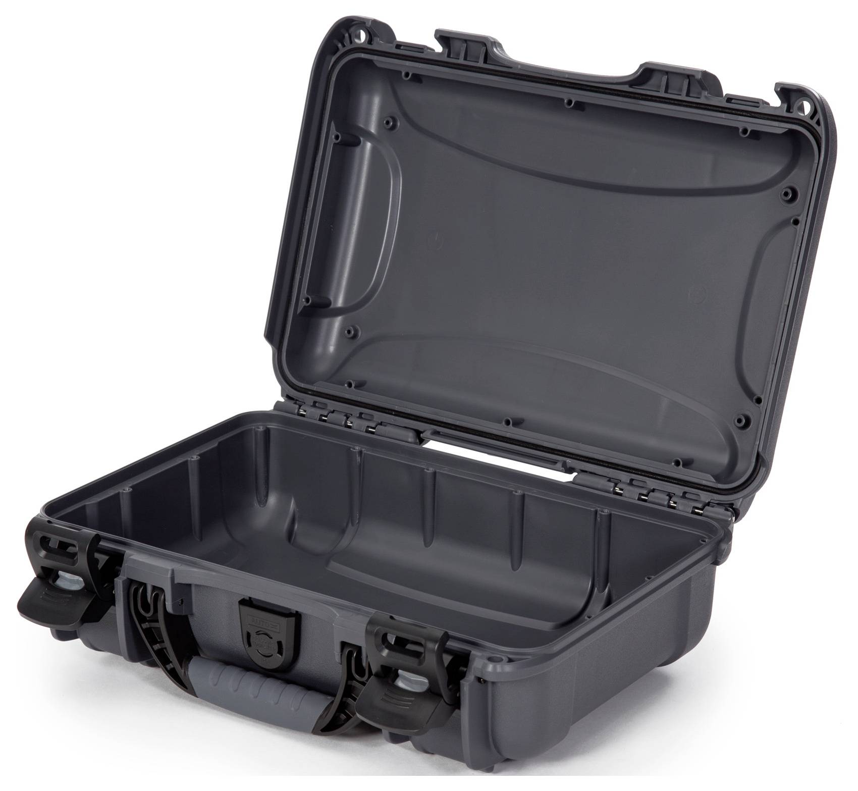 Otwarty czarny plastikowy kufer, pusty, o wytrzymałej konstrukcji przeznaczony do bezpiecznego transportu lub przechowywania sprzętu.
