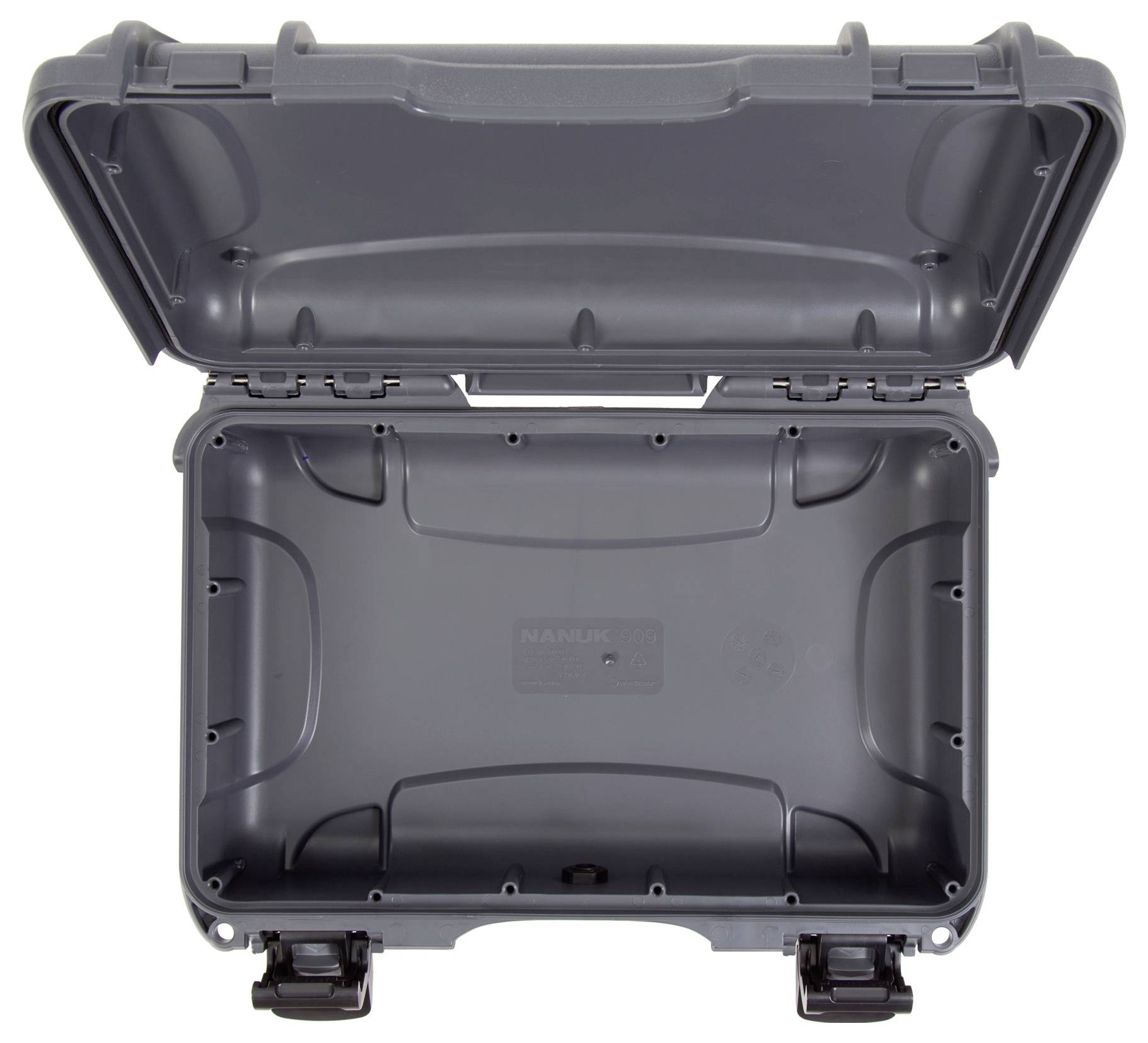 Pusty, szary twardy kufer z otwartą pokrywą. Wnętrze ukazuje wgłębienia i żebrowania wzmacniające.