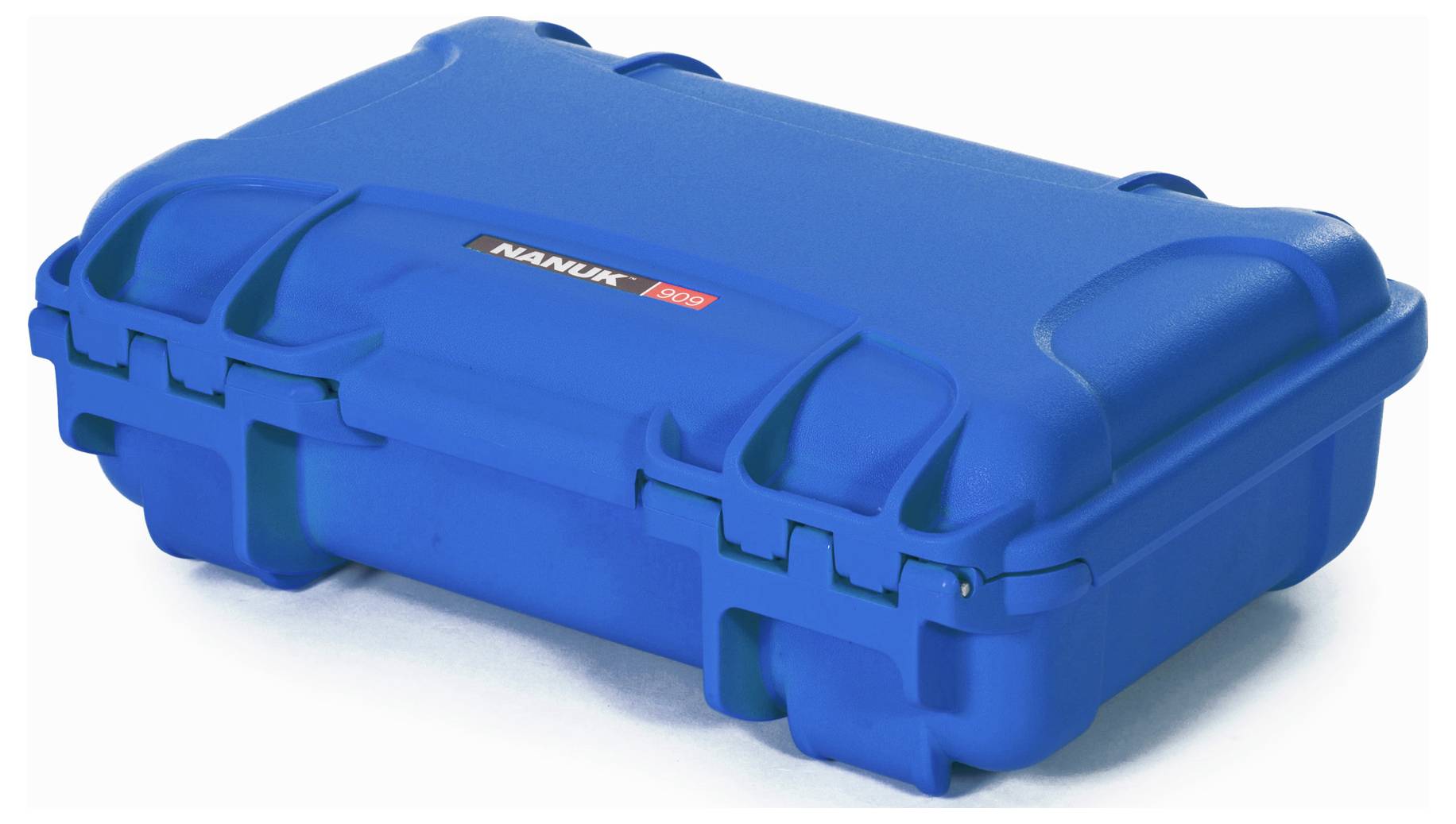Niebieski, wytrzymały kufer z tworzywa sztucznego o zaokrąglonych narożnikach i zamykanej pokrywie, przeznaczony do transportu i ochrony przedmiotów.