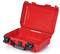 Czerwona, otwarta plastikowa walizka z zatrzaskami i uchwytem, odpowiednia do bezpiecznego przechowywania lub transportu przedmiotów.