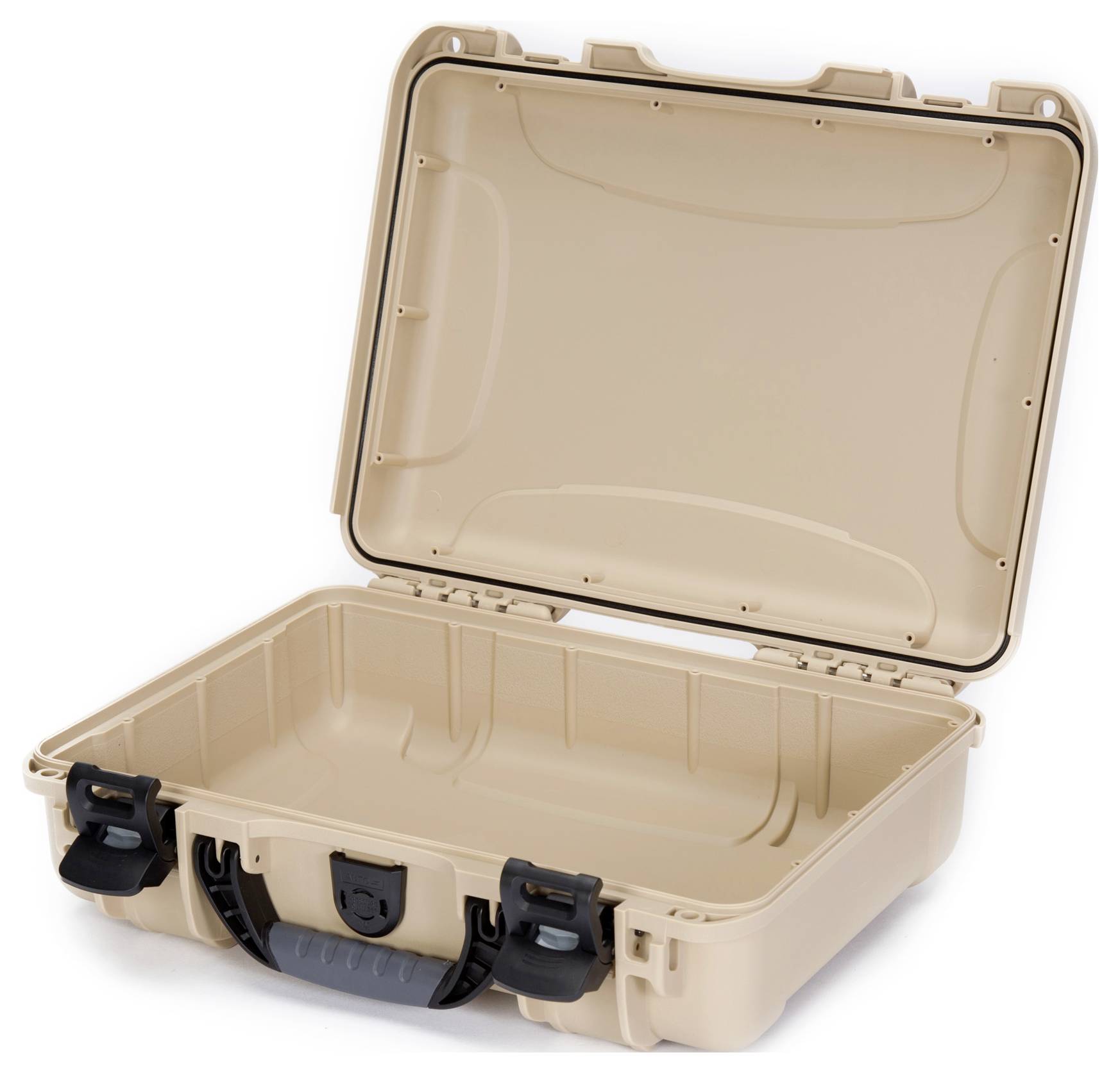 Otwarty, beżowy twardy kufer z czarną rączką i zamkami, pusty i odpowiedni do bezpiecznego transportu przedmiotów.