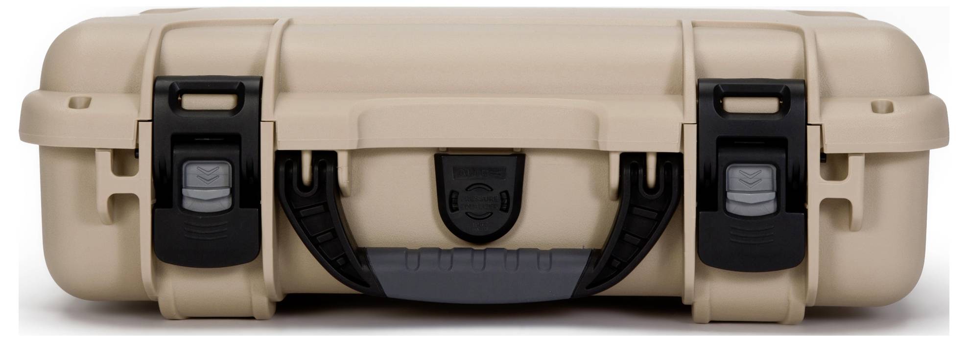 Beżowy, zamykany twardy kufer z trzema czarnymi zamknięciami i uchwytem.