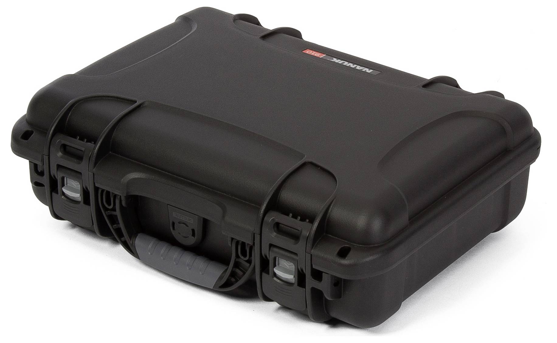 Czarny, wytrzymały twardy kufer z zatrzaskami i zintegrowaną rączką, odpowiedni do bezpiecznego transportu.