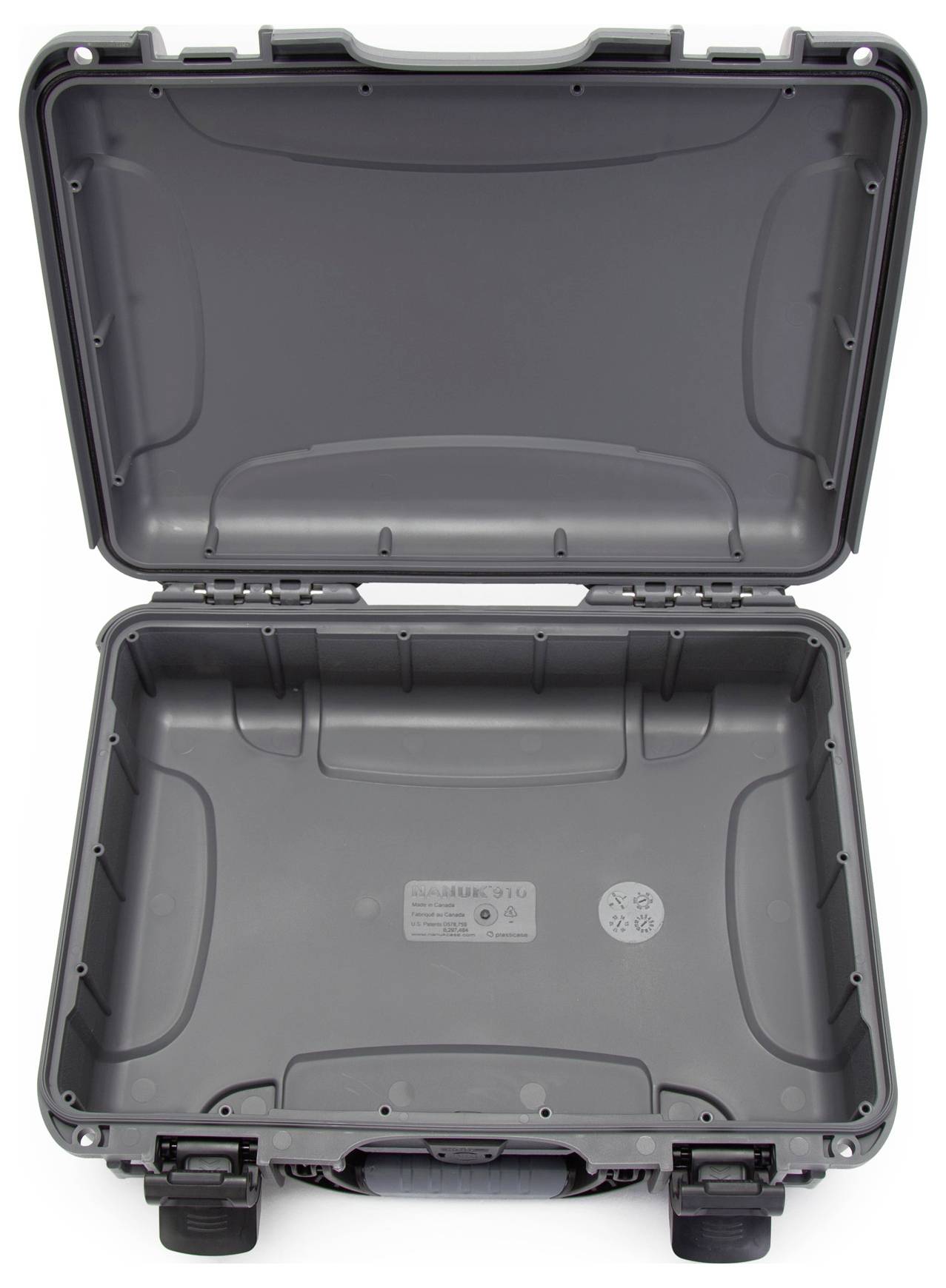 Otwarty, pusty, szary twardy kufer transportowy z zawiasami i uchwytem, odpowiedni do przewożenia delikatnych urządzeń.