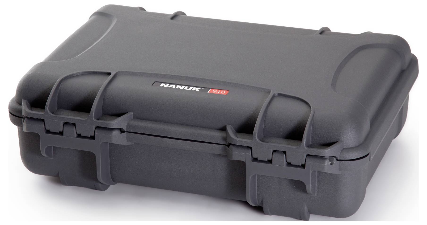 Czarny, wytrzymały kufer transportowy z nadrukiem nazwy 'Nanuk 910', przeznaczony do bezpiecznego przechowywania i transportu delikatnego sprzętu.