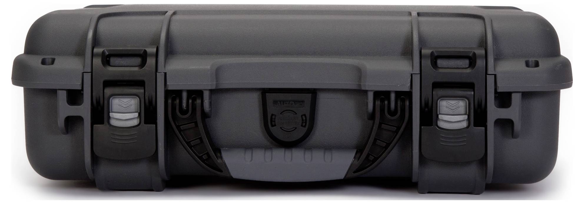 Zamknięty, czarny, wytrzymały kufer z dwoma mocnymi zatrzaskami z przodu, odpowiedni do bezpiecznego transportu delikatnego sprzętu.