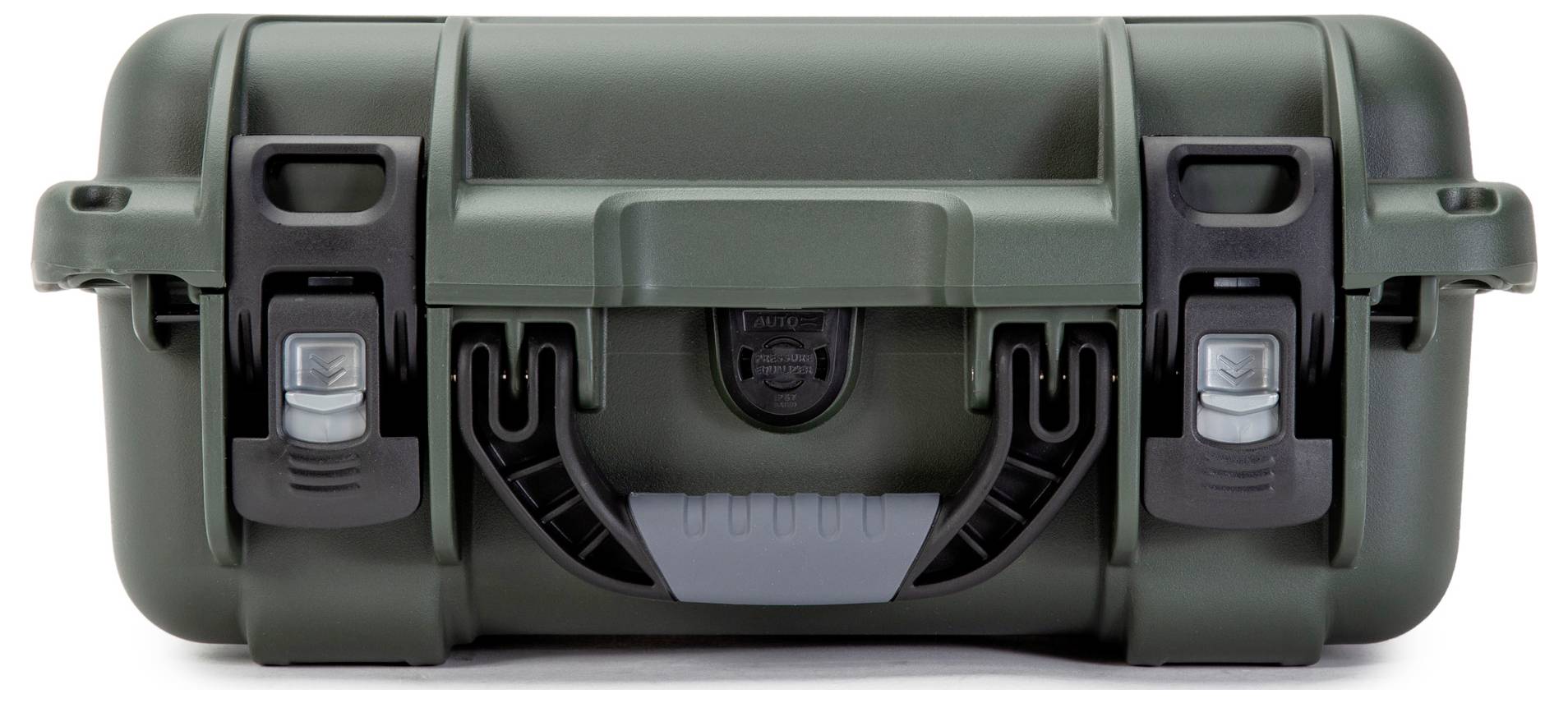 Zielony, wytrzymały plastikowy kufer z dwoma czarnymi klamrami z przodu, wyposażony w ergonomiczny uchwyt ułatwiający przenoszenie.