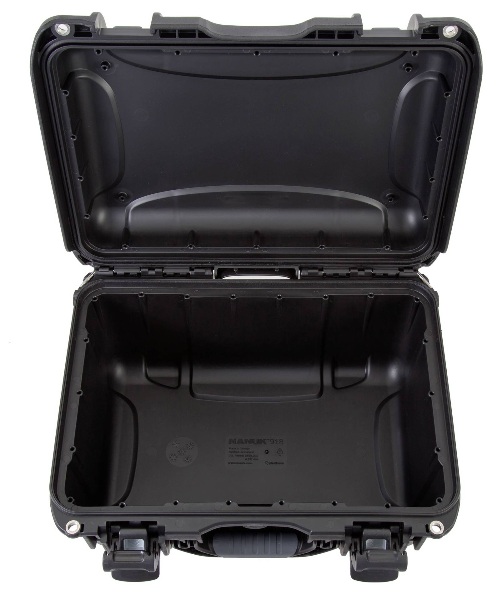 Otwarty, czarny, wytrzymały kufer z tworzywa sztucznego z wzmocnionymi narożnikami, odpowiedni do bezpiecznego transportu delikatnych przedmiotów.