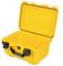 Żółty, otwarty kufer ochronny wykonany z wytrzymałego tworzywa sztucznego, wyposażony w czarny uchwyt i zamki, odpowiedni do bezpiecznego transportu delikatnych przedmiotów.