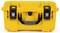 Żółty, solidny kufer na narzędzia wykonany z tworzywa sztucznego z czarną rączką i zamknięciami. Jest zamknięty i ustawiony przodem.