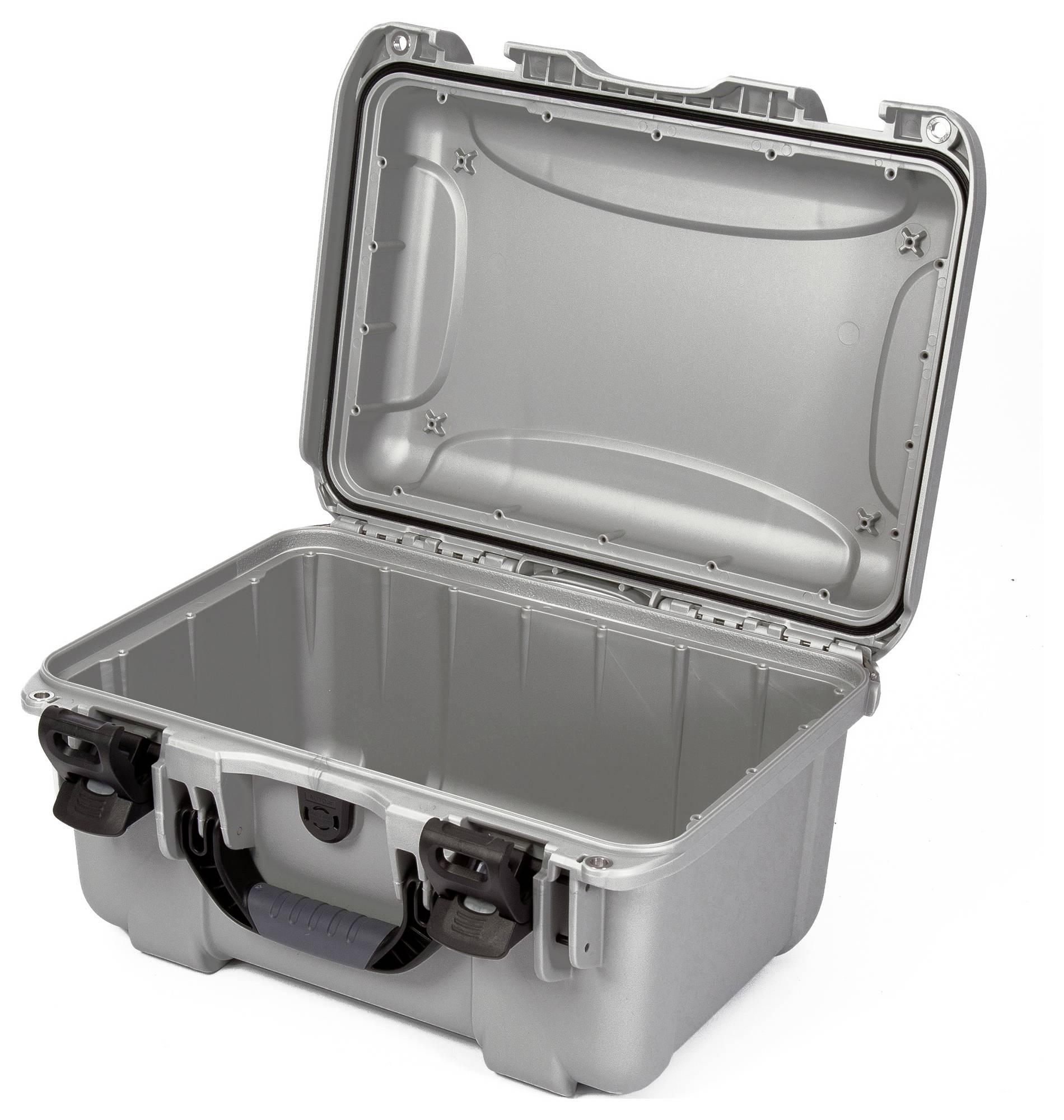 Szary, wytrzymały kufer transportowy z otwartą pokrywą i czarnymi zamknięciami, odpowiedni do ochrony i przewozu sprzętu.