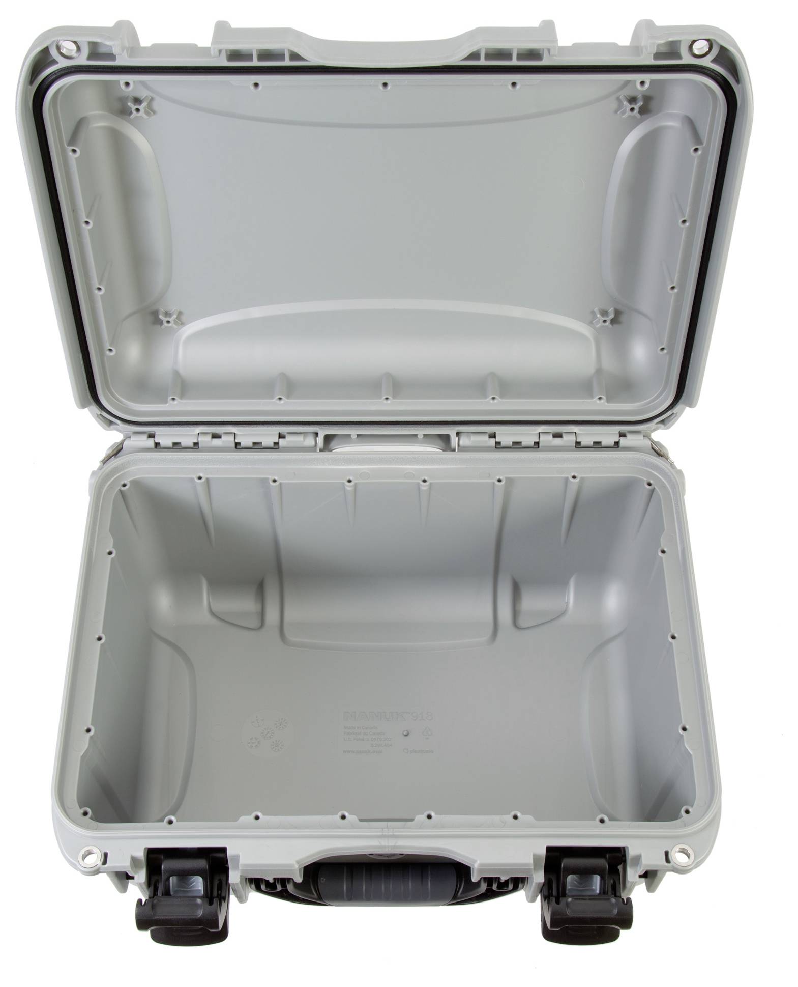 Otwarty, pusty szary twardy kufer z wzmocnioną krawędzią i solidnymi zamknięciami, gotowy do przechowania przedmiotów.