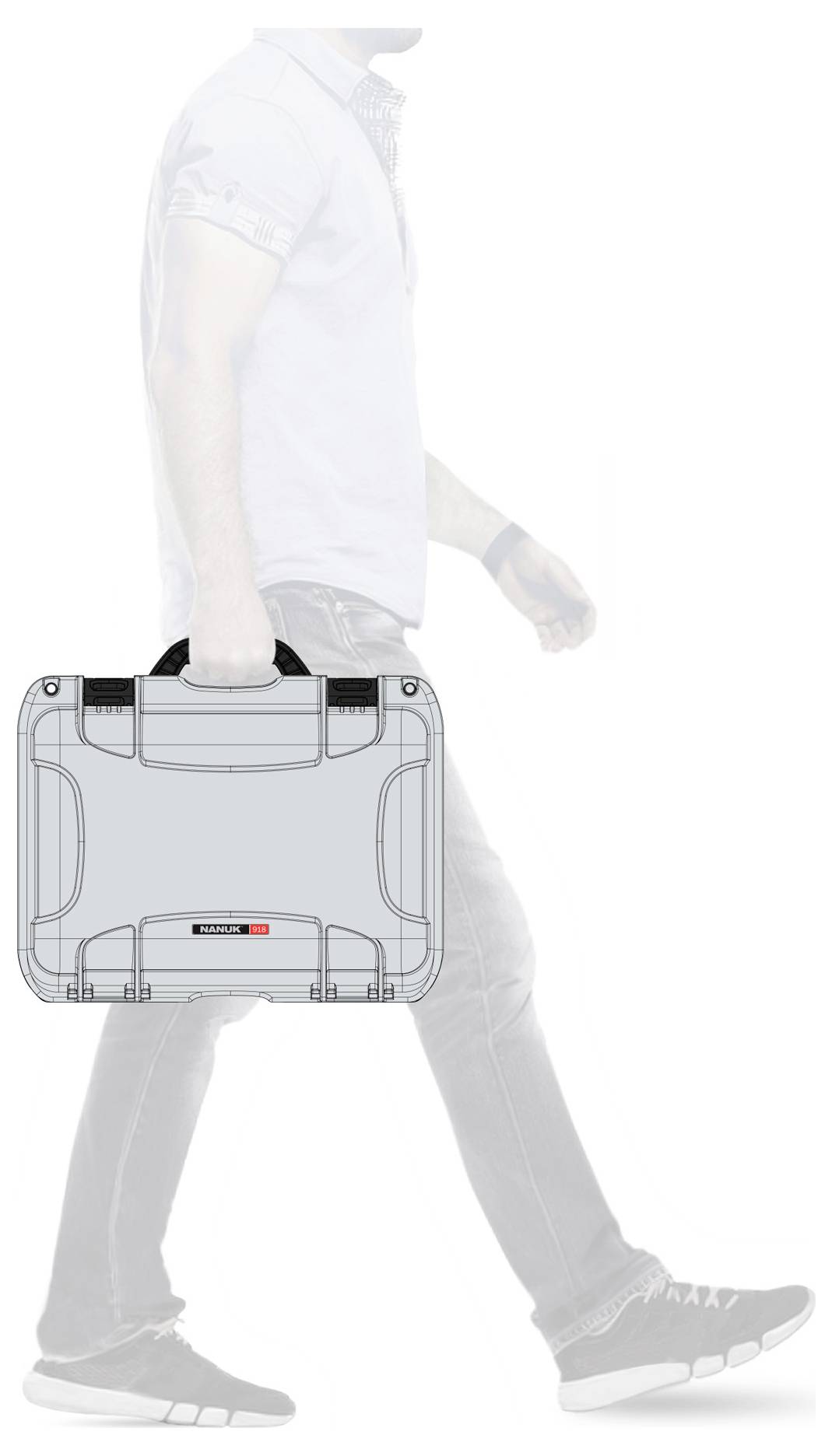 Osoba niesie szary teczkoaktówkę w ręku. Jest w ruchu, ubrana w strój casual i sneakersy.