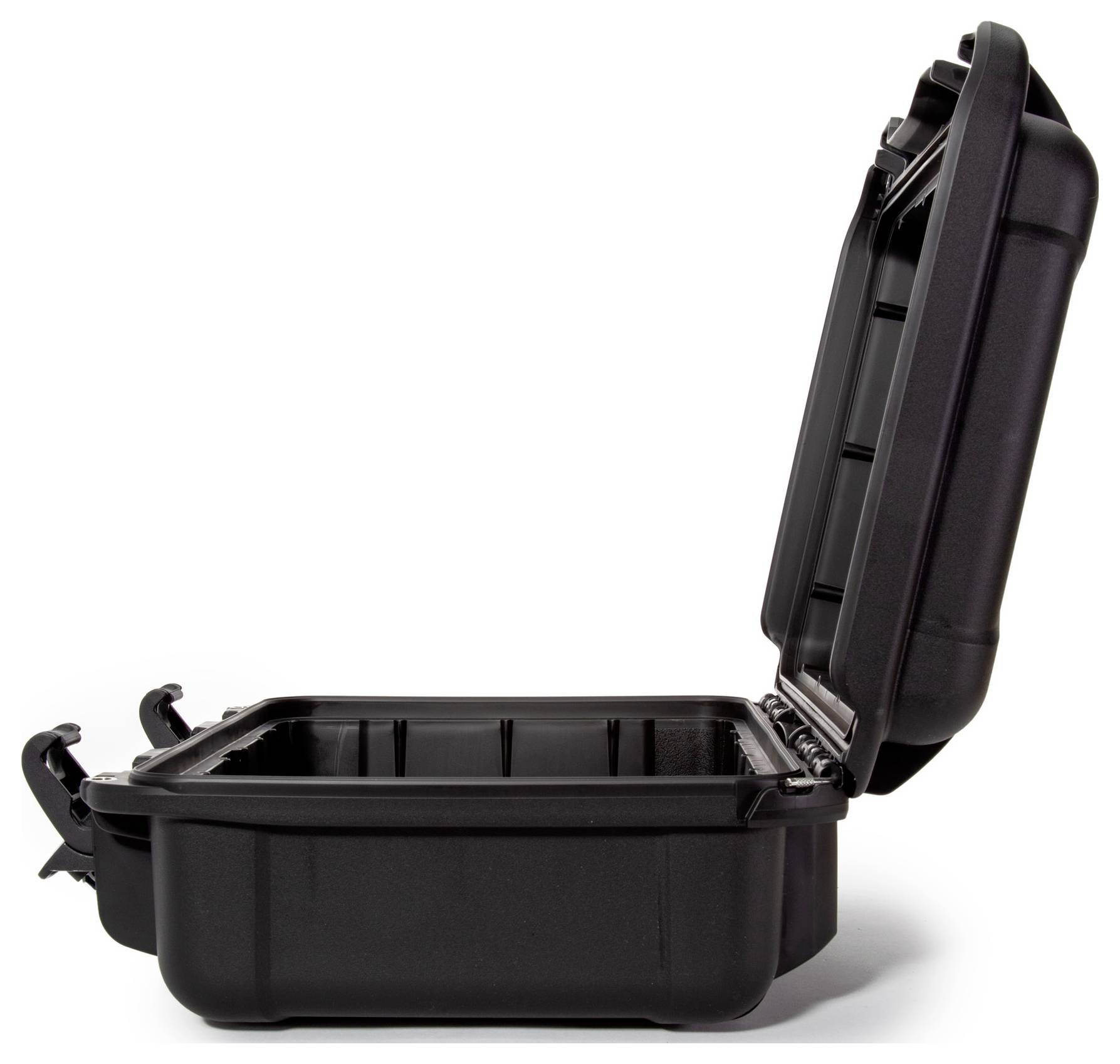 Czarny, otwarty twardy kufer z wytrzymałą konstrukcją i zaokrąglonymi krawędziami, stoi bokiem na białej powierzchni.