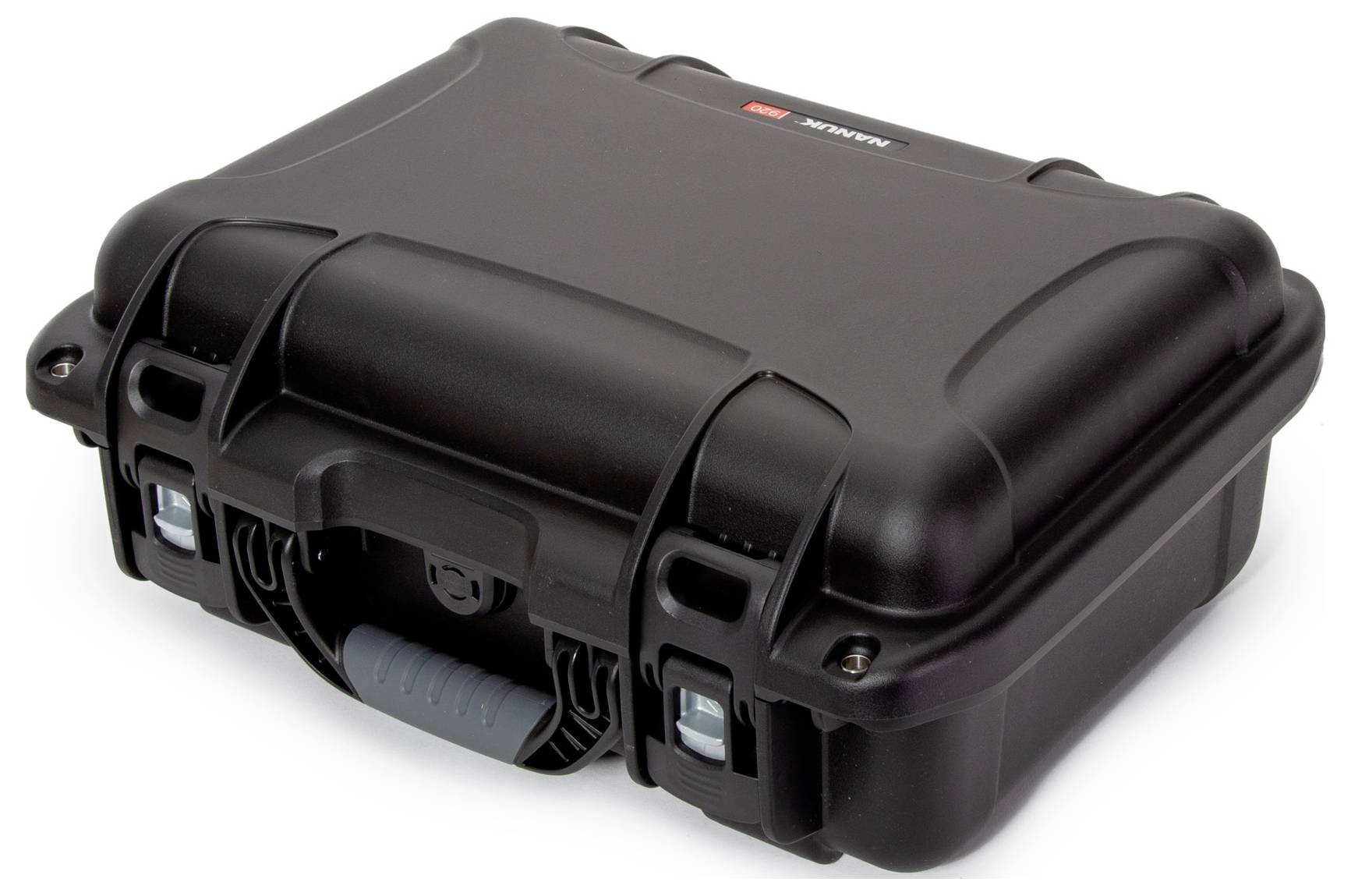 Czarny, wytrzymały futerał ochronny z uchwytem i zamkami bezpieczeństwa, odpowiedni do bezpiecznego transportu delikatnego sprzętu.