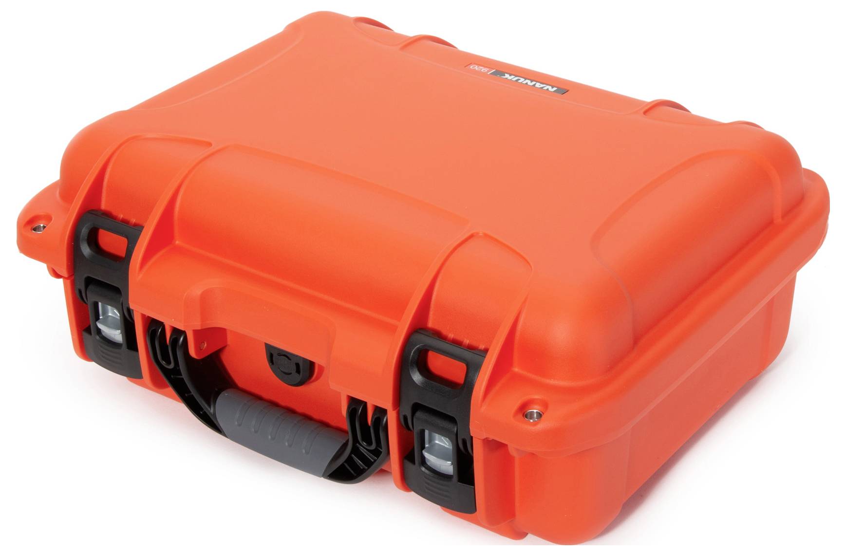 Jasnopomarańczowa walizka wykonana z wytrzymałego materiału, wyposażona w solidny uchwyt oraz dwa zamki z przodu.