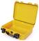 Żółta, otwarta twarda walizka bez zawartości. Walizka posiada czarne zamki i czarny uchwyt.