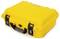 Żółty, wytrzymały kuferek z tworzywa sztucznego z czarną rączką i czarnymi zamknięciami, idealny do bezpiecznego przechowywania lub transportu.