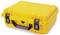 Żółty, wytrzymały kufer transportowy z czarnym uchwytem i klamrami, odpowiedni do bezpiecznego przechowywania delikatnych przedmiotów.