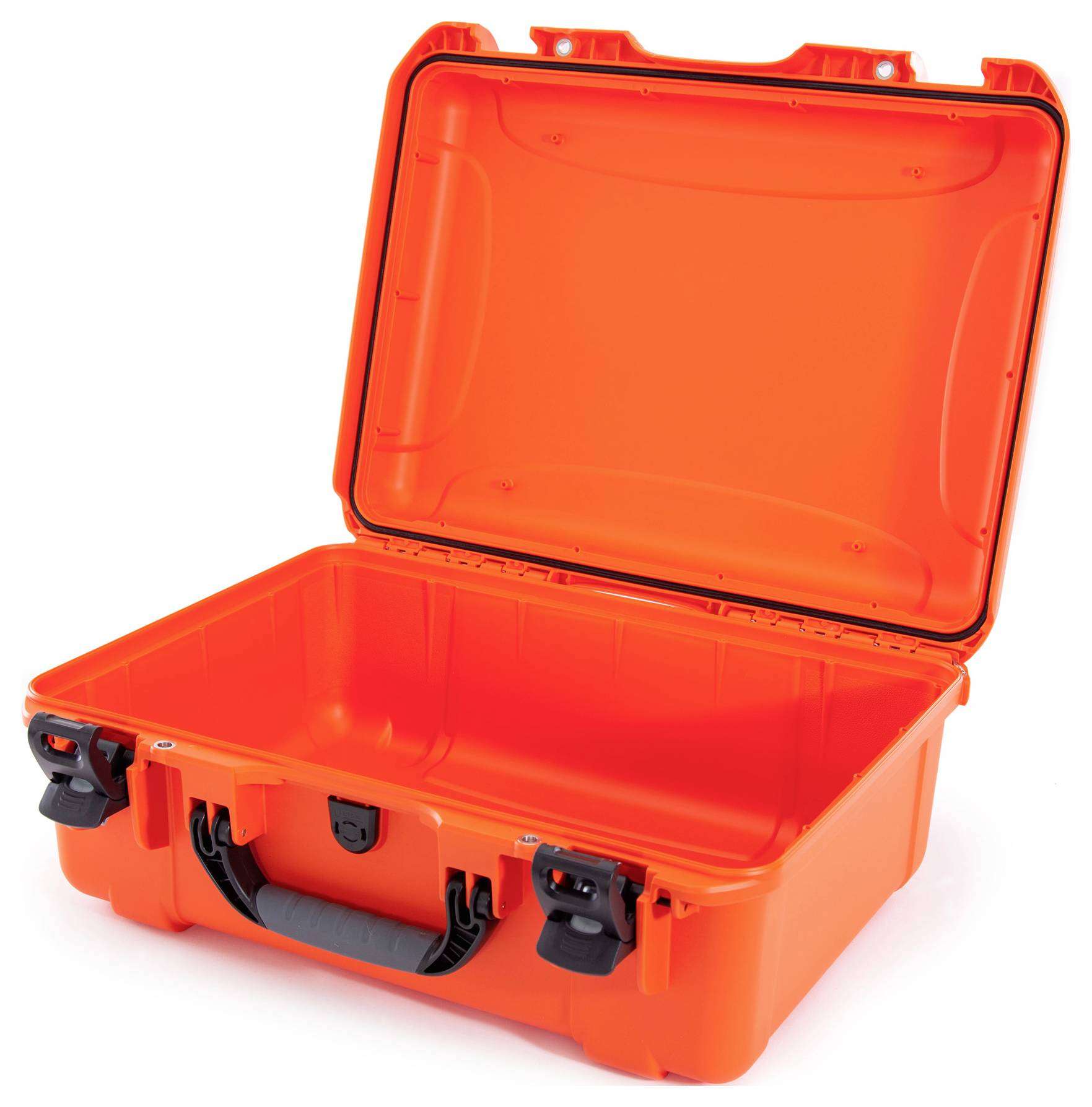 Otwarty, jaskrawo pomarańczowy, pusty kufer z czarną rączką i dwoma klamrami, odpowiedni do zabezpieczania delikatnych przedmiotów.