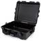 Czarny, otwarty pojemnik transportowy o wytrzymałej obudowie i uchwycie, przeznaczony do bezpiecznego przechowywania sprzętu.