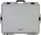Solidny, jasnoszary kufer ochronny z uchwytem i czarnymi zamknięciami, idealny do bezpiecznego transportu delikatnego sprzętu.