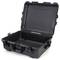 Czarny, otwarty kufer ochronny z wytrzymałą obudową i wyściółką z pianki. Odpowiedni do bezpiecznego transportu delikatnych przedmiotów.
