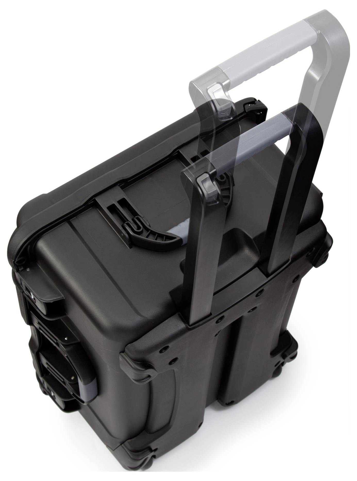 Czarny, twardy kufer na kółkach z wysuwną rączką, stojący pionowo.