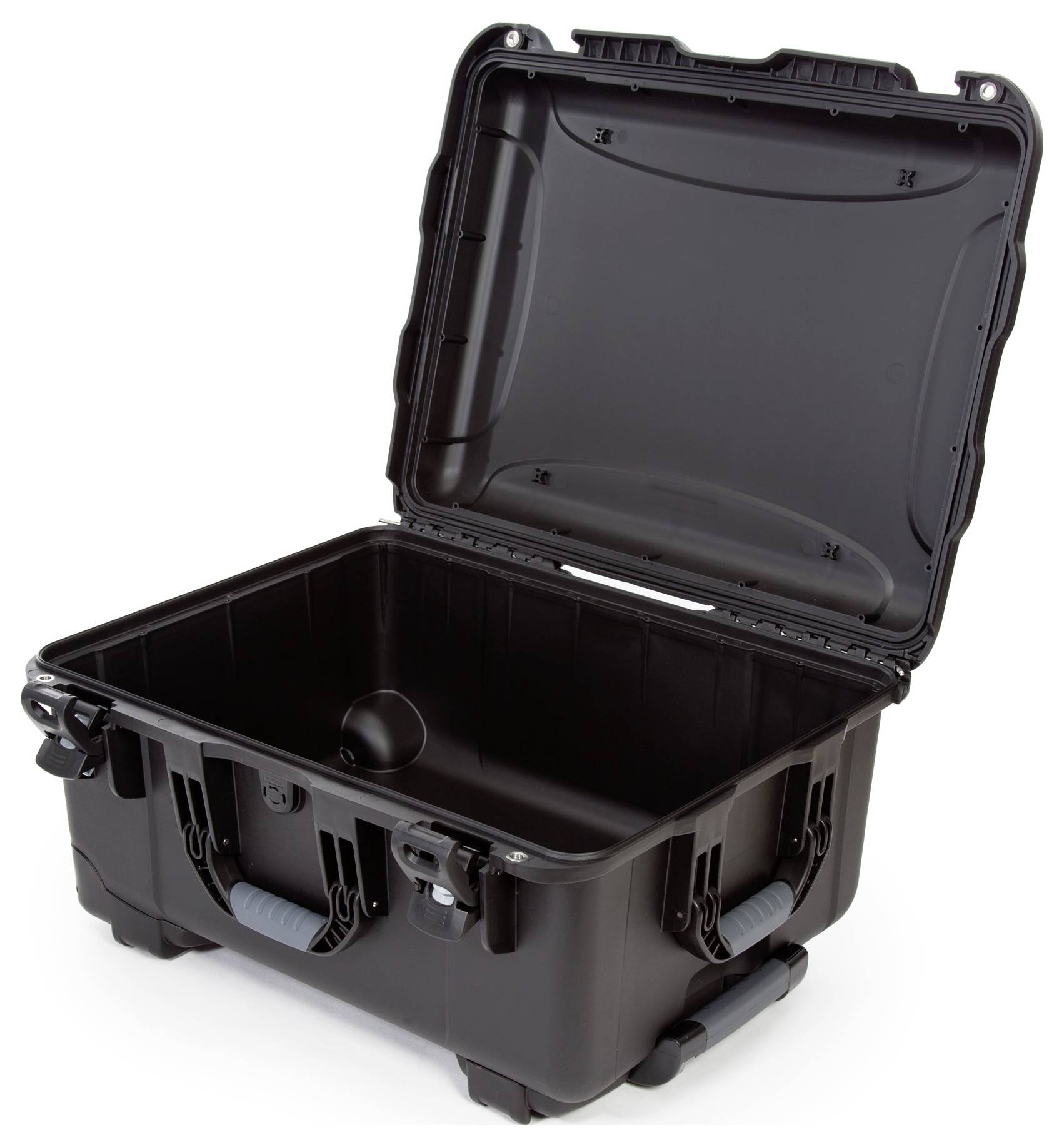 Czarny, wytrzymały kufer transportowy z otwartą pokrywą, prezentujący obszerne wnętrze. Idealny do bezpiecznego przewożenia delikatnych przedmiotów.