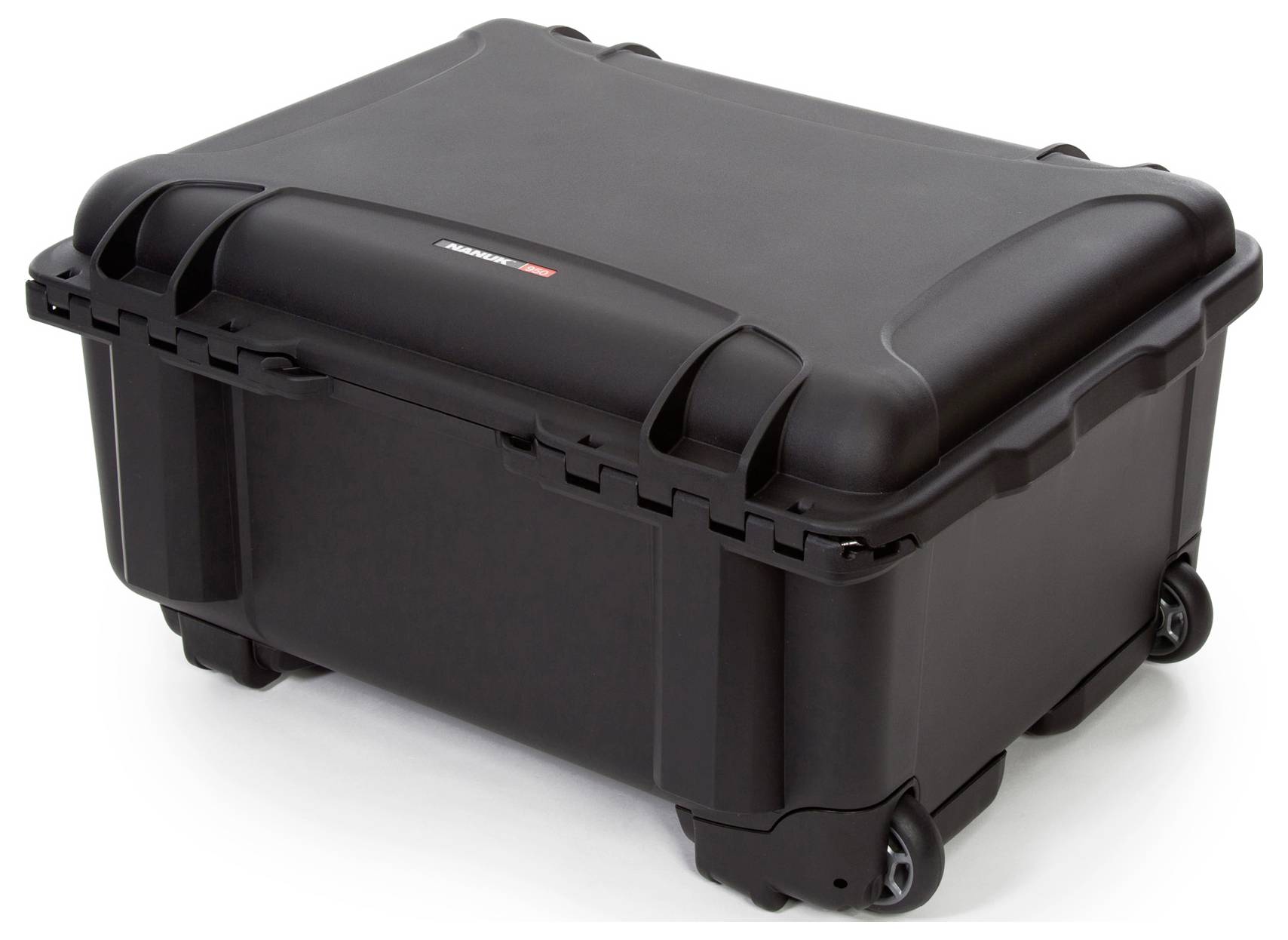 Czarny, solidny kufer z kółkami, odpowiedni do bezpiecznego transportu delikatnego sprzętu lub przedmiotów.