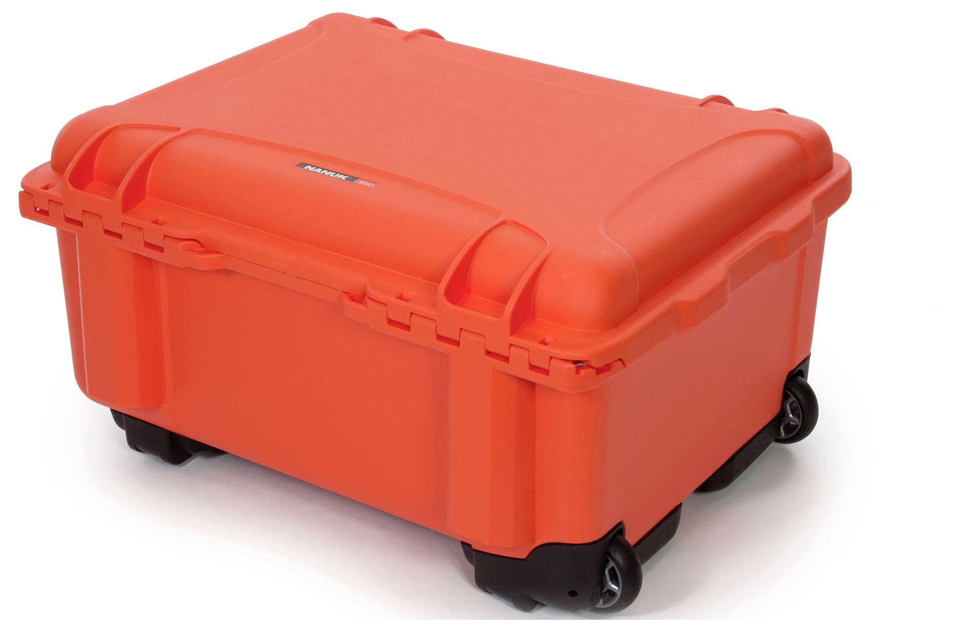 Stabilny, świecący pomarańczowy kufer transportowy z kółkami, przeznaczony do ochrony delikatnych przedmiotów podczas przewozu.