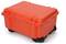 Stabilny, świecący pomarańczowy kufer transportowy z kółkami, przeznaczony do ochrony delikatnych przedmiotów podczas przewozu.