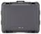 Szary kufer ochronny Nanuk 960, wytrzymała konstrukcja, idealny do bezpiecznego transportu delikatnego sprzętu.
