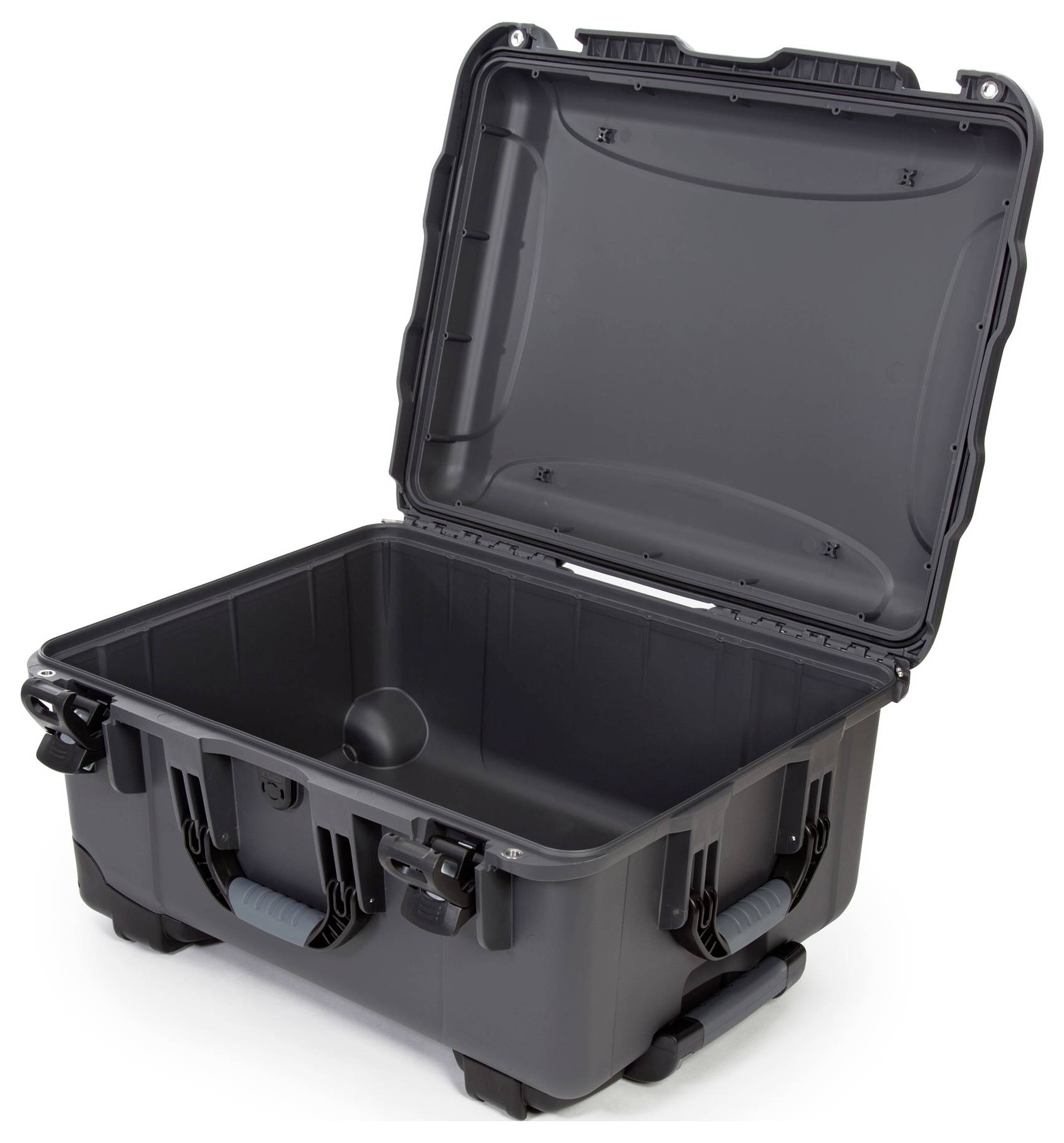 Otwarty, solidny czarny plastikowy kufer z wzmocnionymi narożnikami i uchwytami. Wnętrze jest puste.