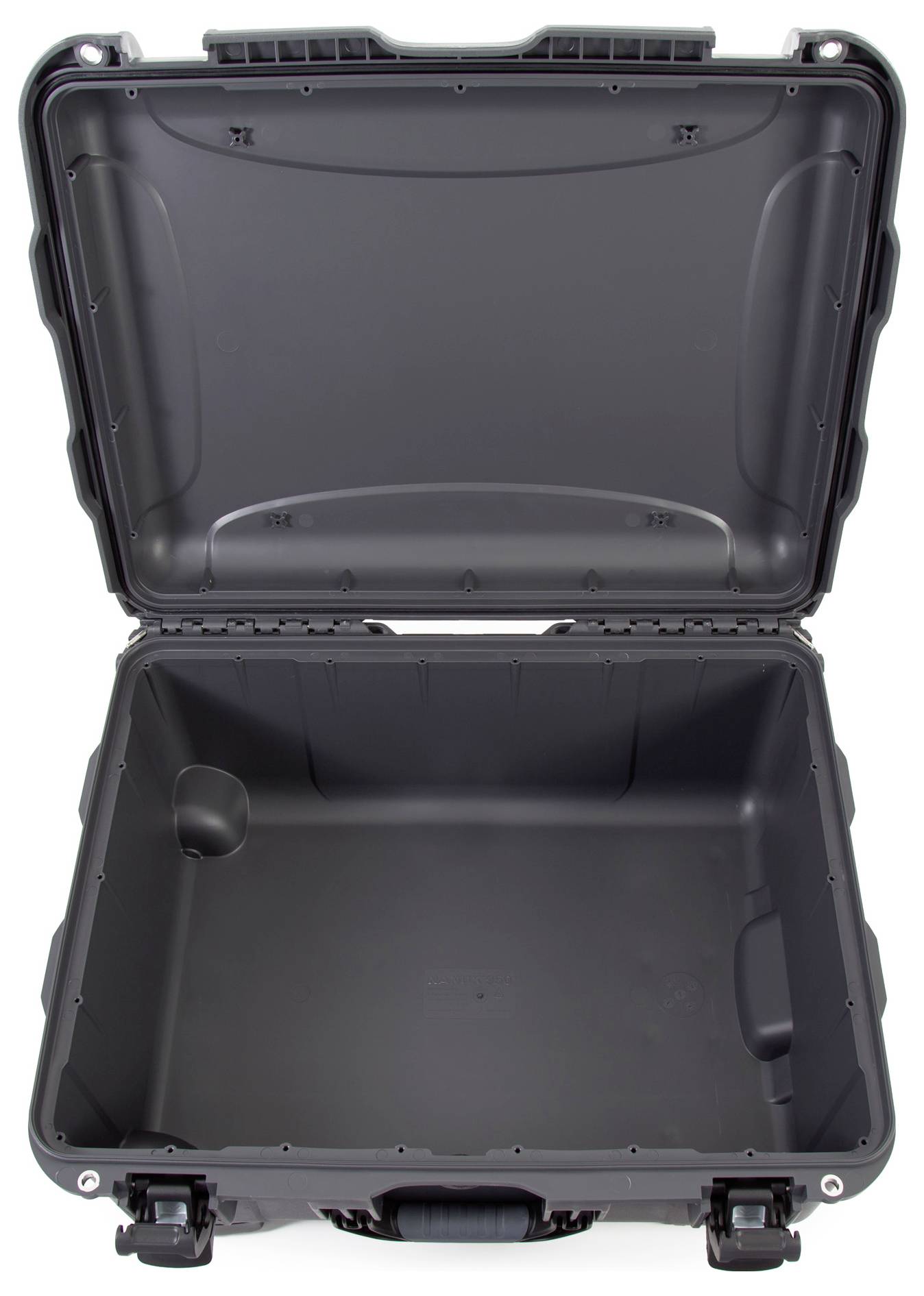 Czarny, otwarty twardy kufer z pustą przestrzenią wewnętrzną i zamkami zatrzaskowymi, odpowiedni do bezpiecznego transportu przedmiotów.