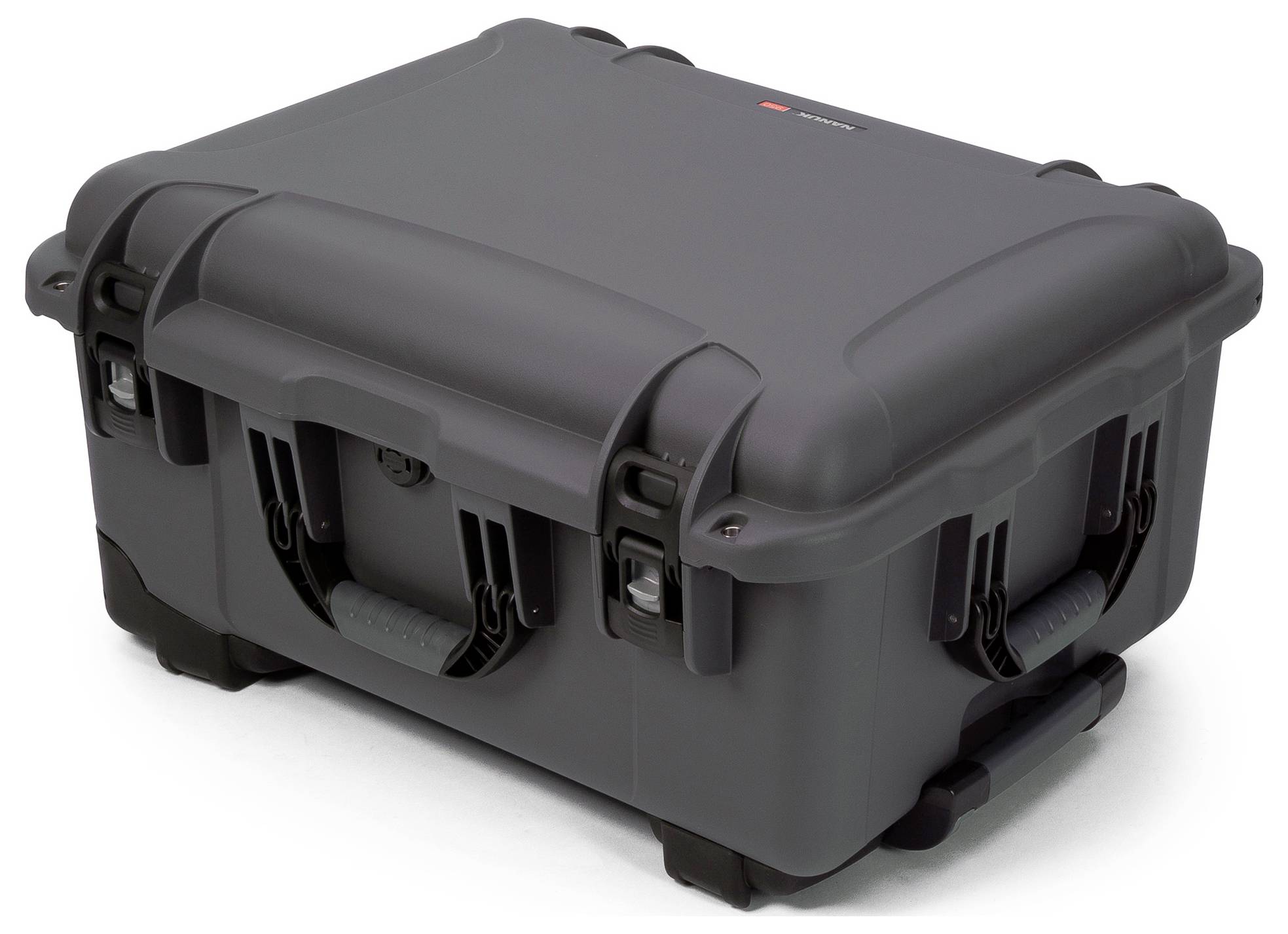Solidny, ciemnoszary kufer ochronny z zamkami i uchwytami, odpowiedni do bezpiecznego transportu delikatnych urządzeń.