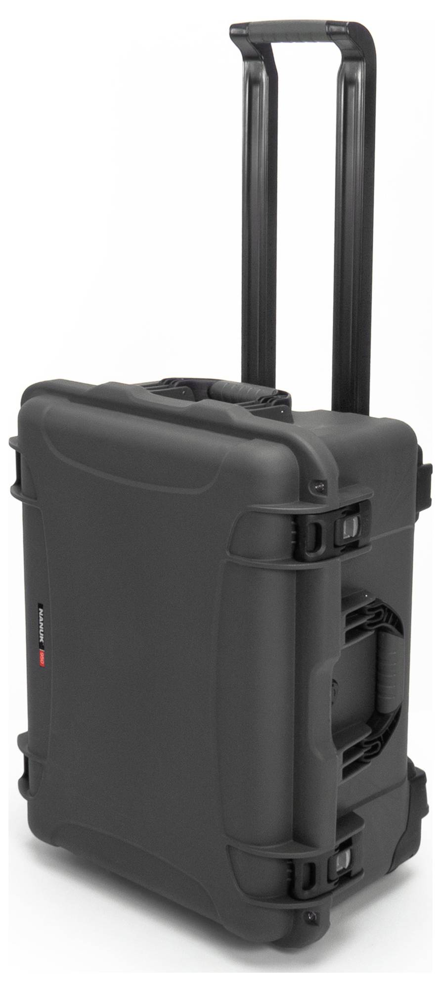 Wytrzymała czarna walizka na kółkach z wysuwaną rączką, odpowiednia do transportu delikatnego sprzętu.