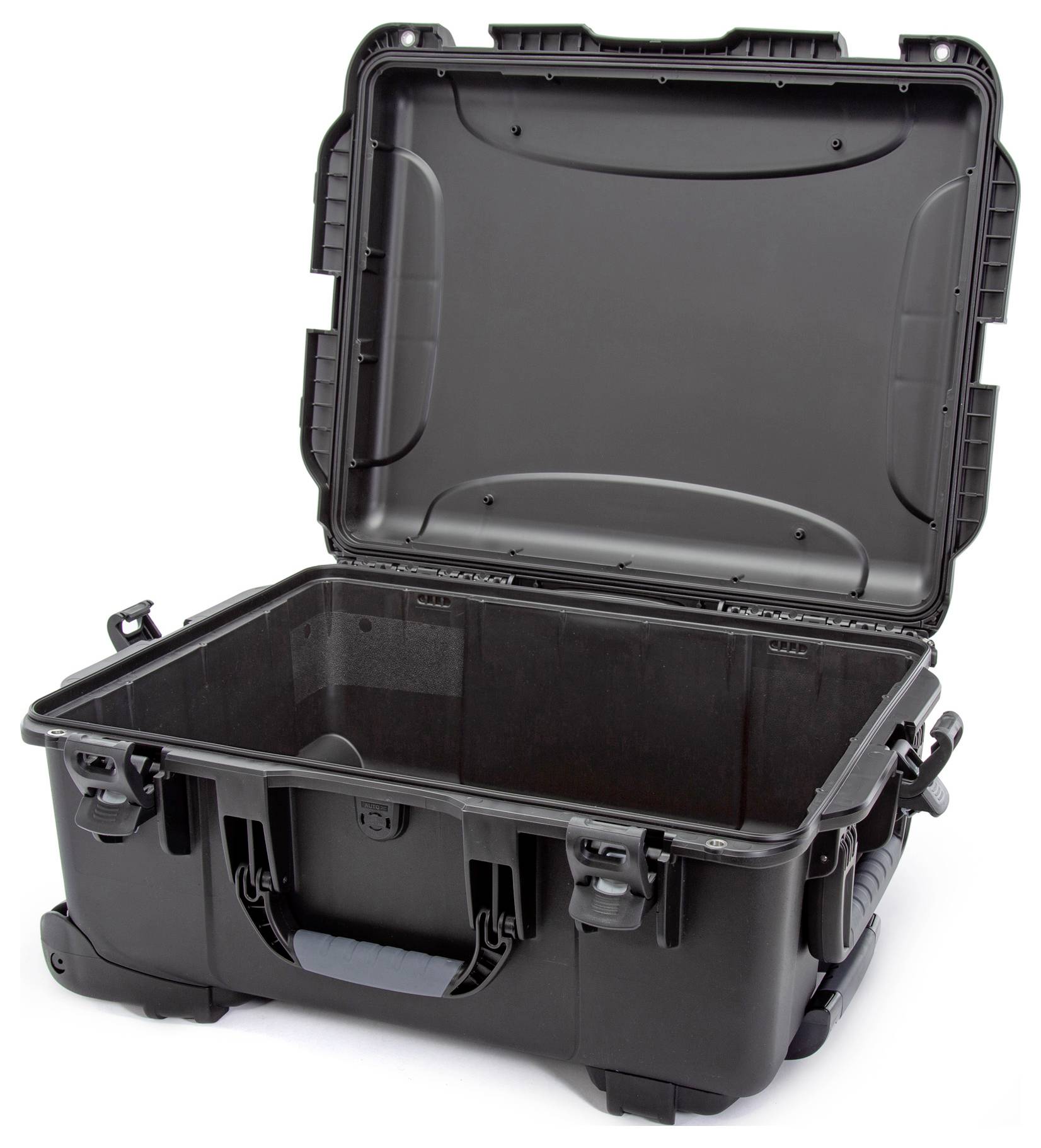 Czarny, otwarty twardy kufer z wytrzymałą konstrukcją, idealny do bezpiecznego transportu delikatnych przedmiotów.