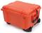 Czerwony, wytrzymały kufer transportowy z kółkami i uchwytem, odpowiedni do bezpiecznego przewożenia delikatnych przedmiotów.
