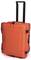 Czerwona walizka twarda z wysuwaną rączką, odpowiednia do podróży. Stoi stabilnie i jest łatwa w transporcie.